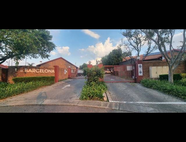 2 BEDROOM TOWNHOUSE FOR SALE IN THE REEDS